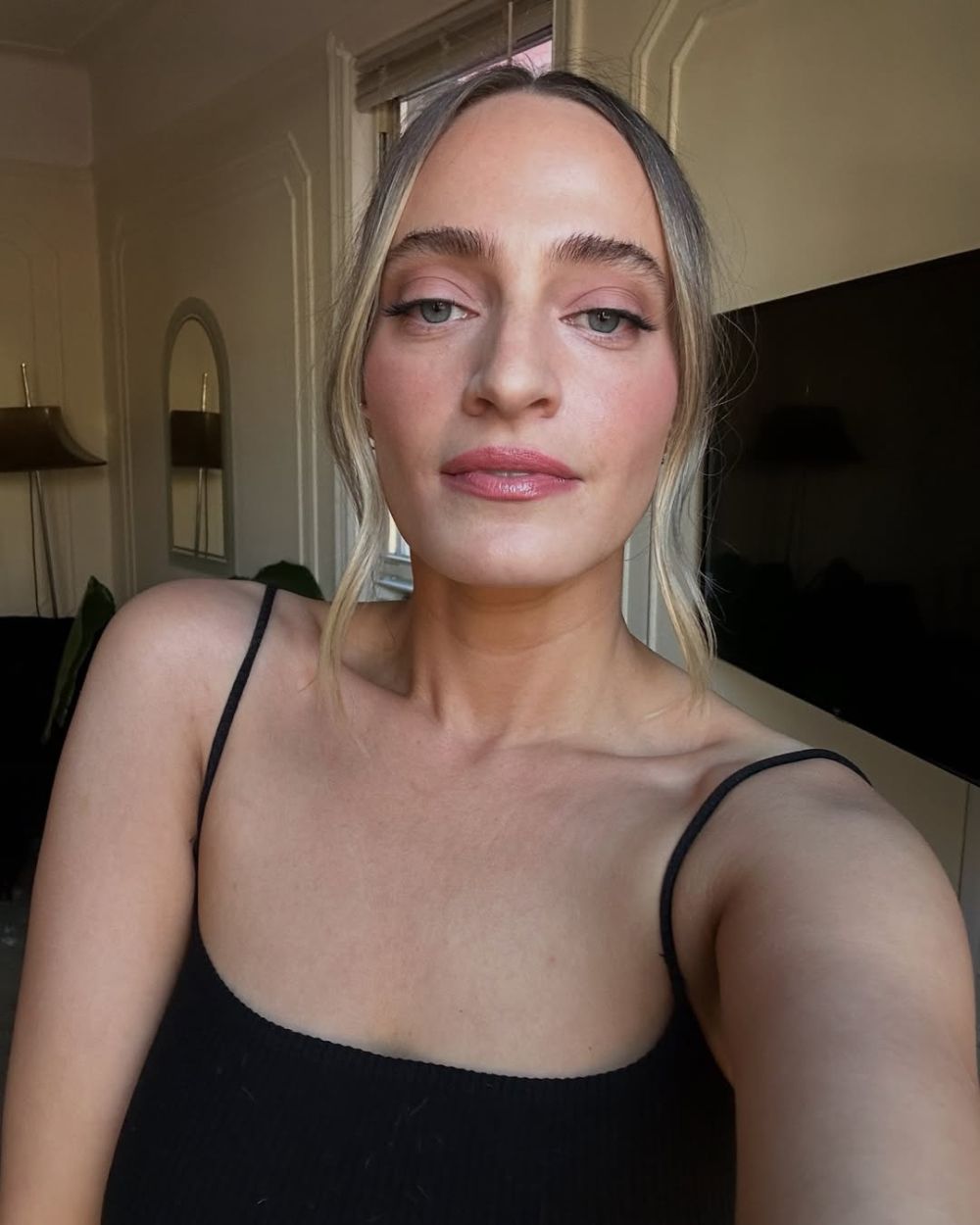 Drugačiji look, ali bez radikalne promene? Upoznajte „linen blonde“ nijansu kose