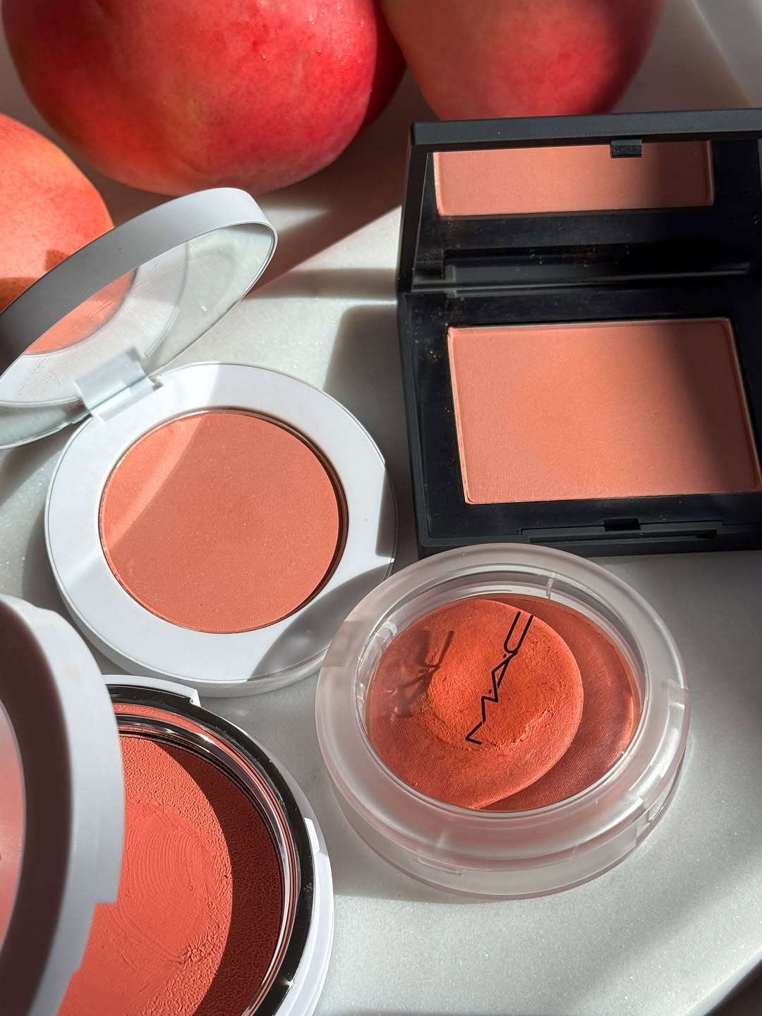 Blushing Orange je trend: Nosimo rumenila u najpopularnijoj boji jeseni – narandžastoj!