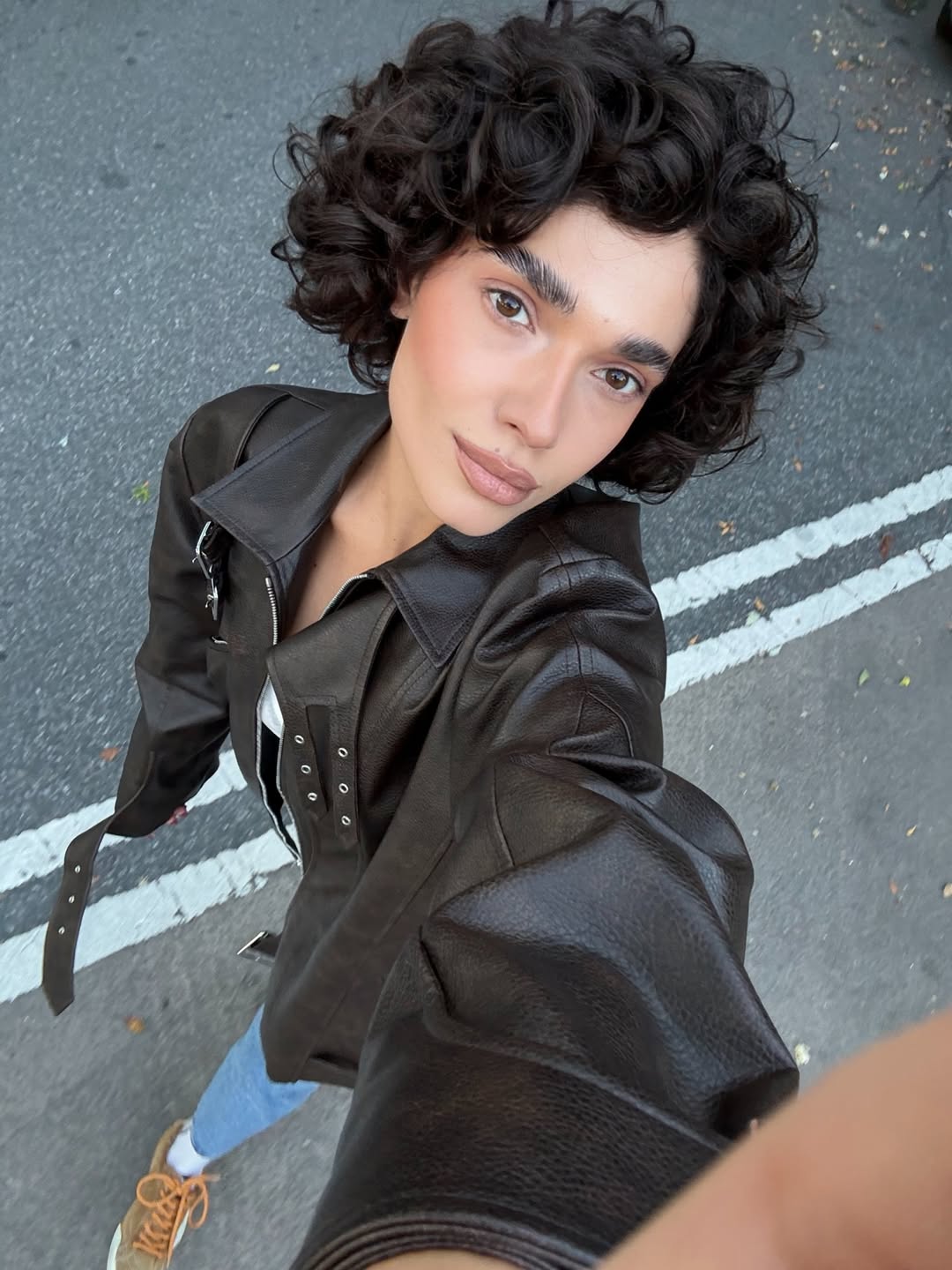 Laminirani izgled i dalje dominira, a ovi glue proizvodi za obrve su naši favoriti