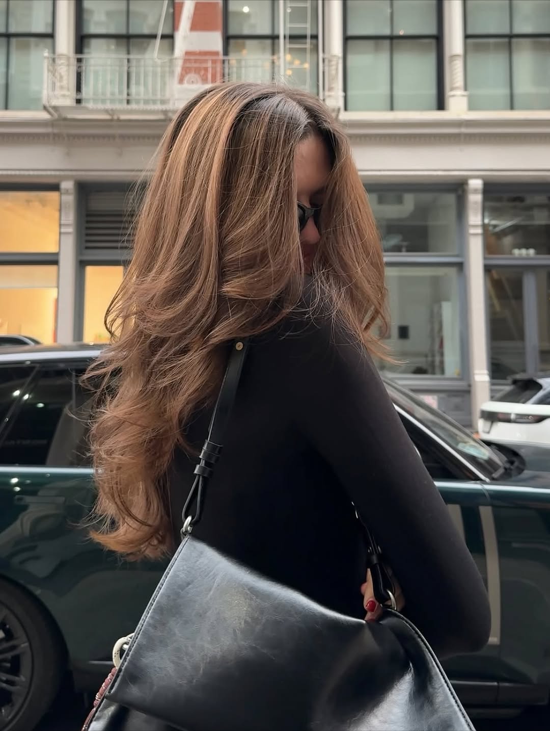 Savršena frizura čak i ispod kape? Puderi za volumen kose su tu da spasu dan