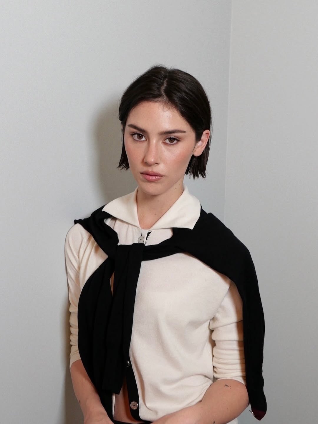 Umesto čoko braon nijansi, ove zime biramo “obsidian brunette” boju kose