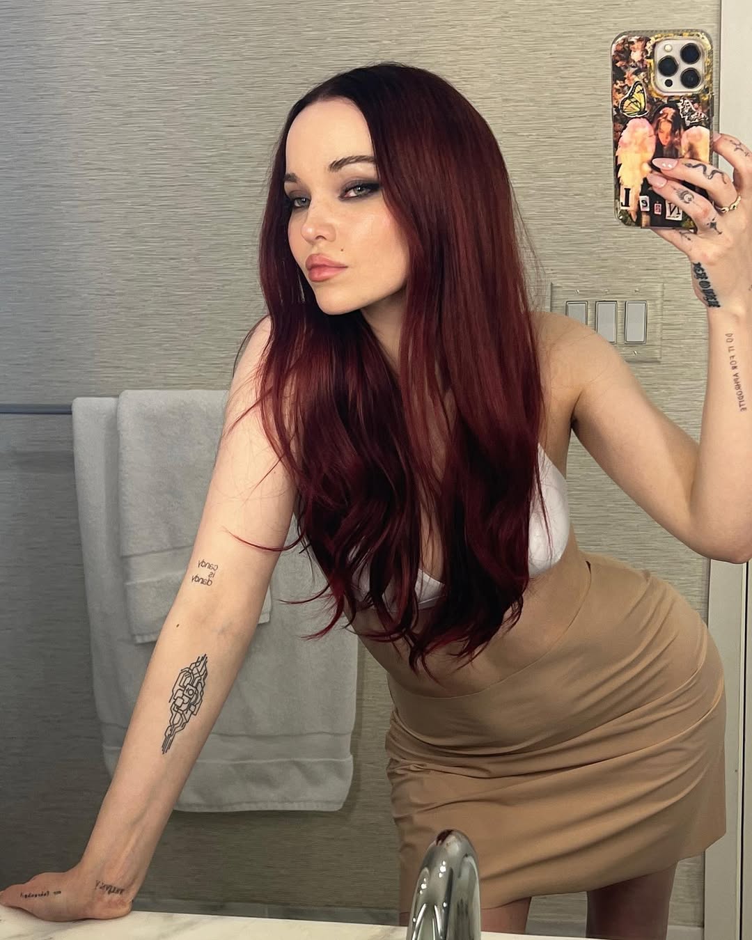 Ako se dvoumite između crvene i smeđe boje, „cherry cola“ nijansa je baš za vas