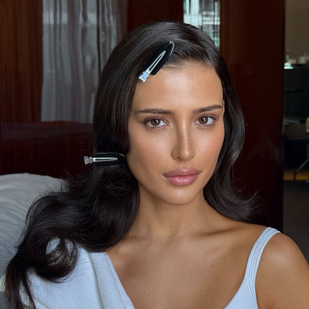 Niste sigurni kako da stilizujete kosu tokom praznika? Ovaj klasik je uvek dobar izbor