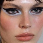 Popularna baby blue nijansa je opet u fokusu, a ovoga puta je nosimo na očima