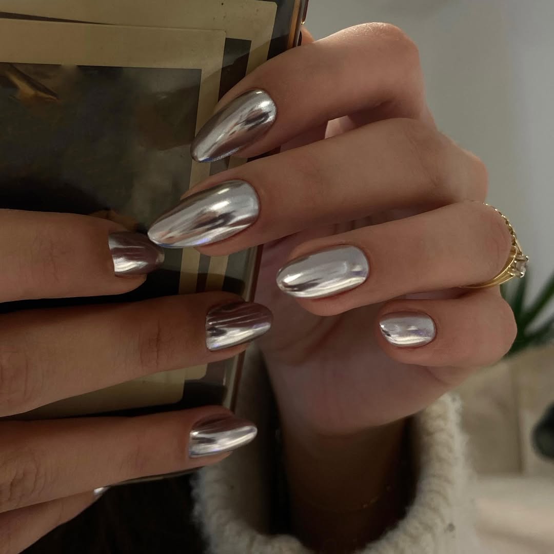 Nail inspo: Srebrni metalik nokti su idealni za zimske dane