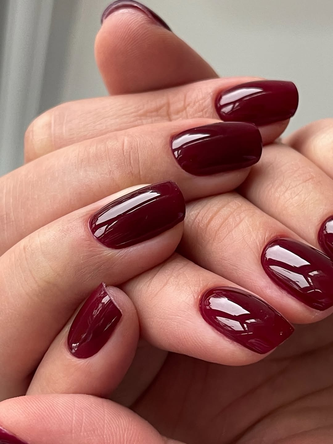 Zaboravite na klasični manikir, ove godine u fokusu su ove tri crvene nijanse