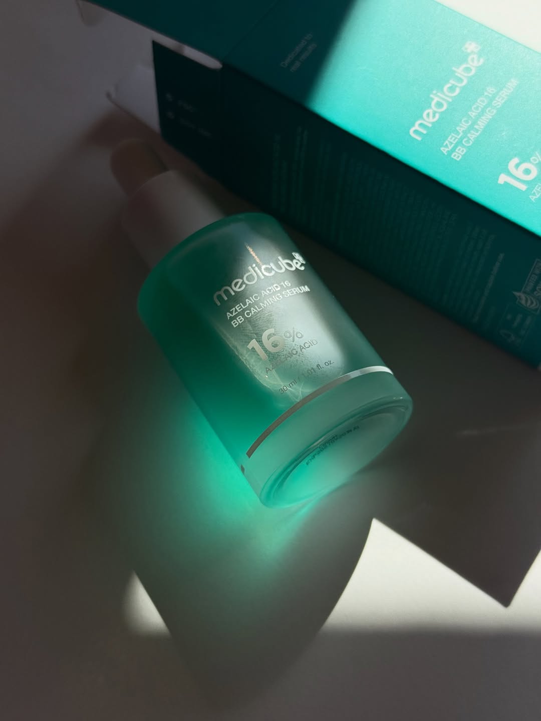 Muče vas tamne fleke? Ovi serumi protiv hiperpigmentacije vladaju skincare rutinama